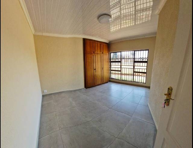 7 BEDROOM HOUSE FOR SALE IN SONNEVELD